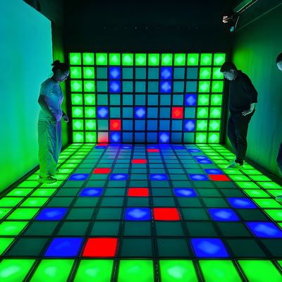 Bom preço Ativar Interativo LED Jogos de piso Iluminação Interativa Grade Jumping Jogos de piso Ativar LED azulejos de chão de dança on-line