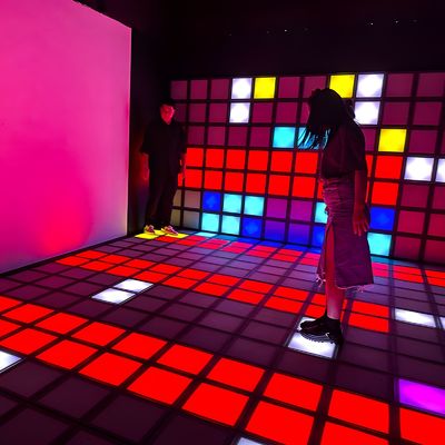 Bom preço Programa de piso de jogos LED personalizado Sala de jogos interativa Grelha ativa on-line
