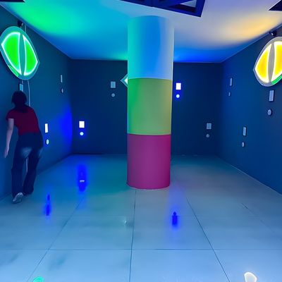 Bom preço Sala de Escape Assustador Interativo Luz Esconde Parede Jogo Equipe Cooperar Para Crianças Adultos on-line
