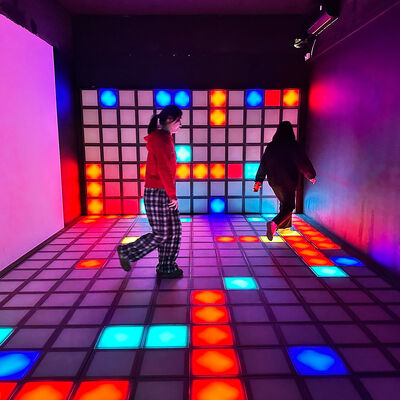 Bom preço 30x30cm RGB Color LED Interativo com 1000 níveis para dança e jogos on-line