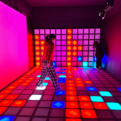 Bom preço Piso LED interativo colorido RGB 30x30cm com mais de 1000 níveis para salas de jogos e pistas de dança on-line