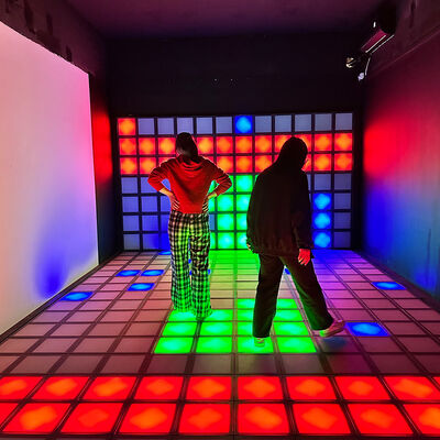 Bom preço Piso de dança LED interativo com 30x30cm de azulejos, cores RGB e 1000+ níveis de jogo para crianças e adultos on-line