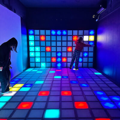 Bom preço 2026 Novo piso LED interativo RGB de 30x30cm com desafio de salto multijogador para uso comercial on-line