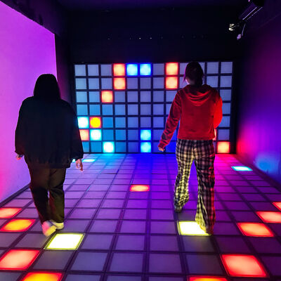 Bom preço 30x30cm RGB LED interativo piso de jogos azulejos de luz para jogo multijogador Super Grid on-line