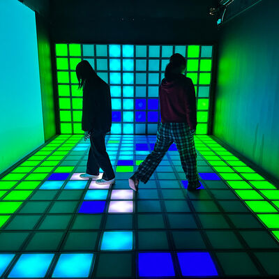 Qualidade Piso LED interativo com 30x30cm Tamanho de azulejo Cor RGB e 1000+ níveis de jogo para salas de jogos fábrica