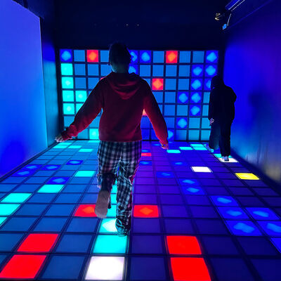 Bom preço 30x30cm RGB LED Interativo Piso com 1000 níveis para crianças e entretenimento on-line