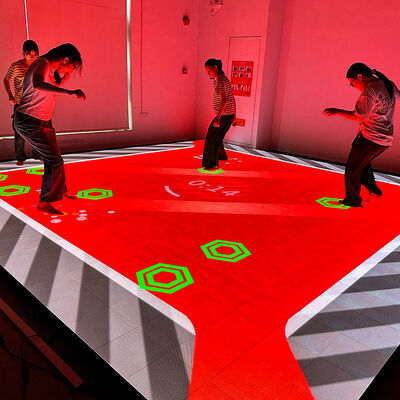 Qualidade Aurora Motion Interactive LED Floor Game com Display de 75 polegadas e 6 jogos selecionáveis para Multiplayer Team Battle Fábrica