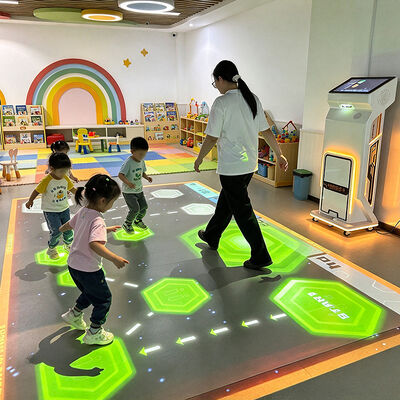 Bom preço Radar Sensing Interactive Floor Projection Game Machine com rodas e 4100 lumens Mobile Interactive Floor Projector on-line